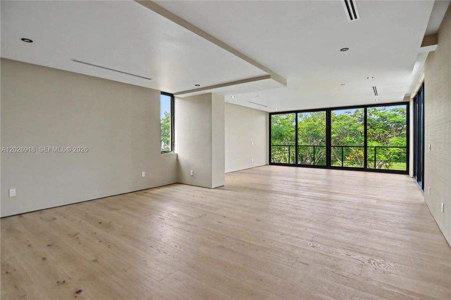 Spacious, unfurnished interior of a new home in , Pinecrest (Image 13).