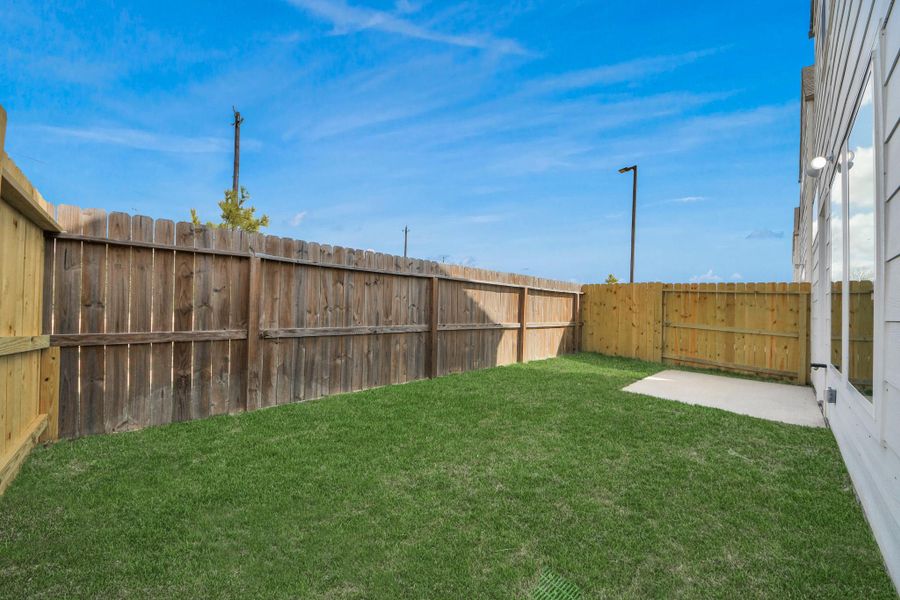 Exterior details and patio area of a home in Cay Landing, Houston (Image 25).