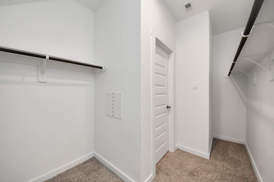 Spacious, unfurnished interior of a new home in Tamarron, Katy (Image 31).