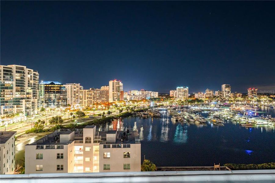 Condo located in Sarasota, FL showcasing its design and architecture (Image 7).