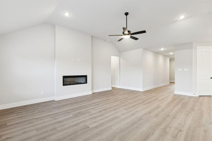 Spacious, unfurnished interior of a new home in Dove Hollow, Waxahachie (Image 21).