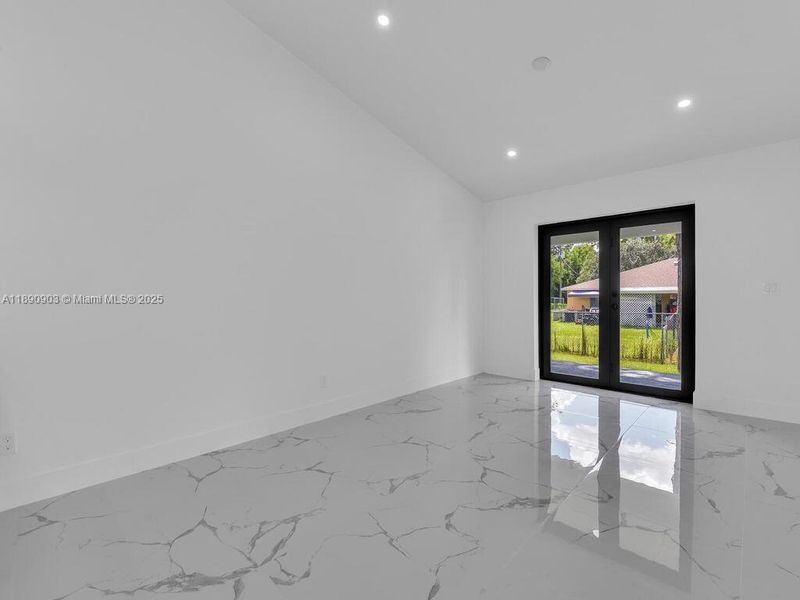 Spacious, unfurnished interior of a new home in , Lehigh Acres (Image 13).