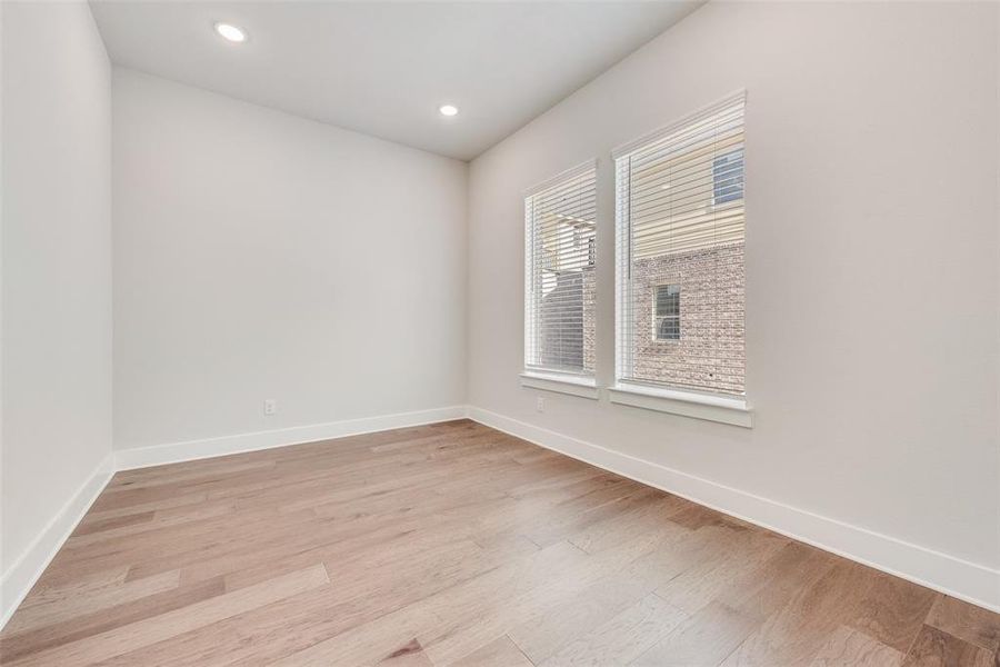 Spacious, unfurnished interior of a new home in Collin Creek, Plano (Image 27).