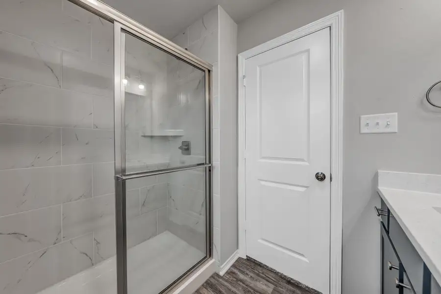 **Photos are sample photos of similar plan. Colors and features might vary** **Photos are sample photos of similar plan. Colors and features might vary**