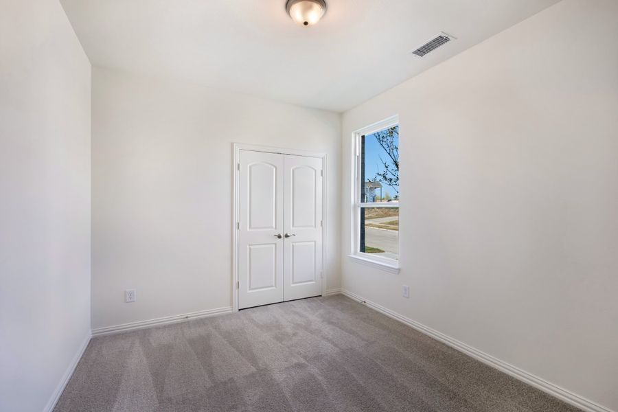 Spacious, unfurnished interior of a new home in Edgewater, Fate (Image 27).