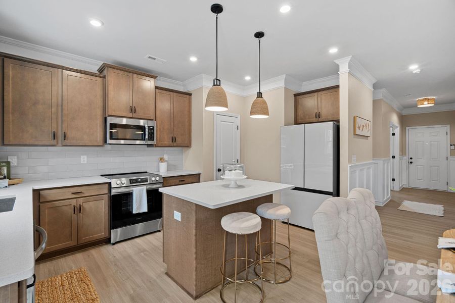 Such a great kitchen with tons of cabinet and counterspace! Such a great kitchen with tons of cabinet and counterspace!