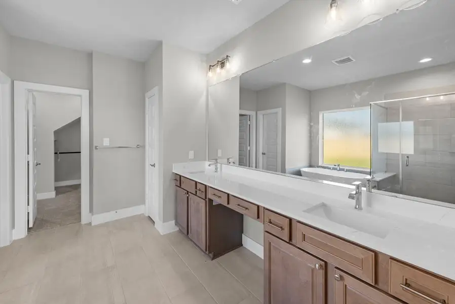 Furnished interior view inside a new home in Briarwood Crossing, Rosenberg (Image 9).