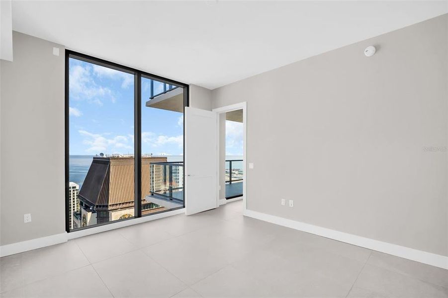 Spacious, unfurnished interior of a new home in , St. Petersburg (Image 24).