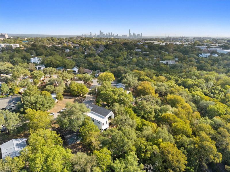 Only 1 mile to Saint Elmo District and cool places like Padel Club Austin Only 1 mile to Saint Elmo District and cool places like Padel Club Austin