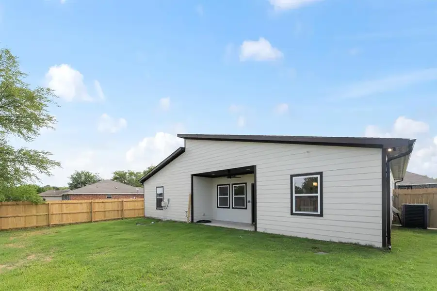 Exterior details and patio area of a home in , Gun Barrel City (Image 3).