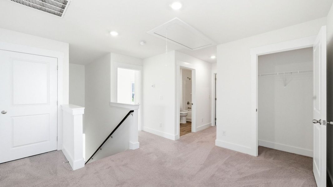Spacious, unfurnished interior of a new home in Fieldcrest Acres, Blountville (Image 34).