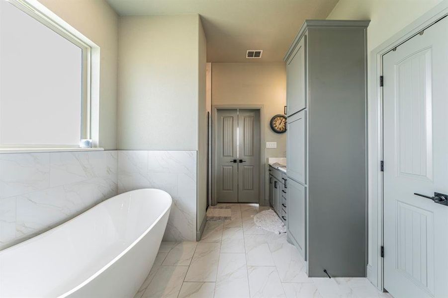 Furnished interior view inside a new home in , Weatherford (Image 8).