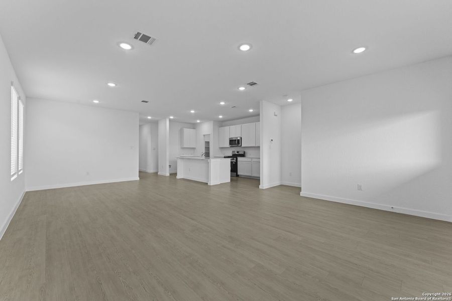 Spacious, unfurnished interior of a new home in Voss Farms, New Braunfels (Image 17).