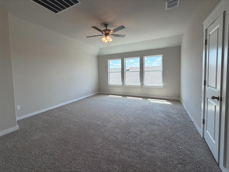 Spacious, unfurnished interior of a new home in Creeks Crossing, Elgin (Image 14).