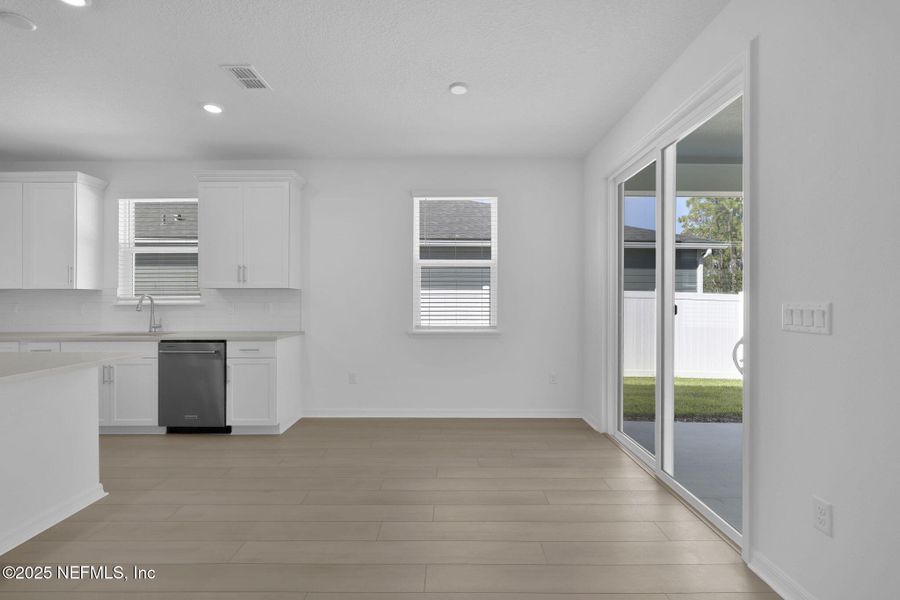Spacious, unfurnished interior of a new home in Bradley Creek, Green Cove Springs (Image 22).
