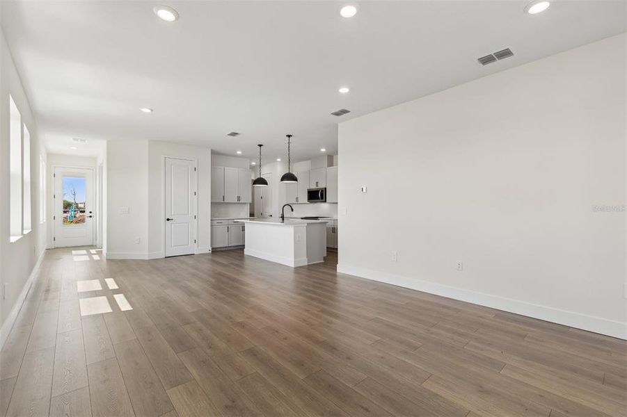 Spacious, unfurnished interior of a new home in Gracewater at Sarasota, Sarasota (Image 17).