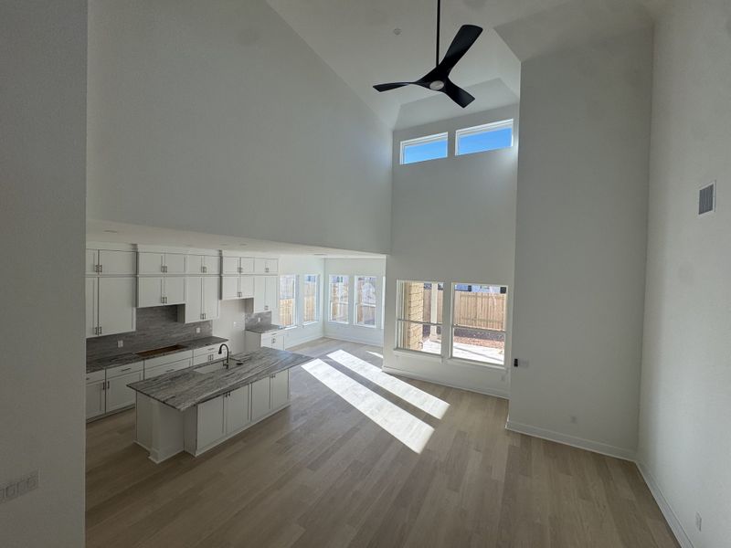 Spacious, unfurnished interior of a new home in Persimmon, Buda (Image 11).
