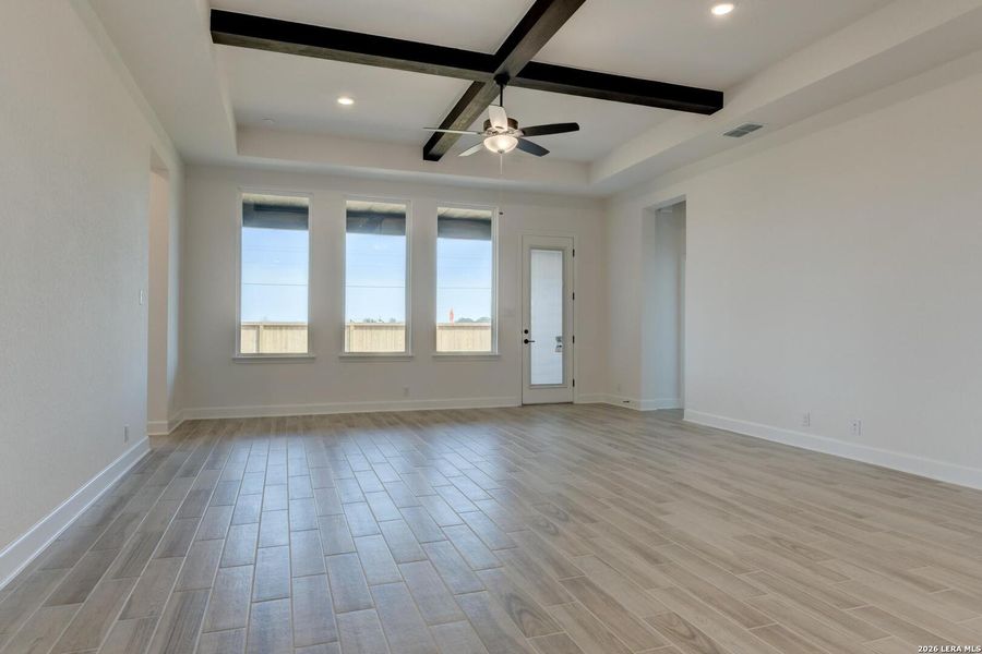 Spacious, unfurnished interior of a new home in Waldsanger, New Braunfels (Image 24).