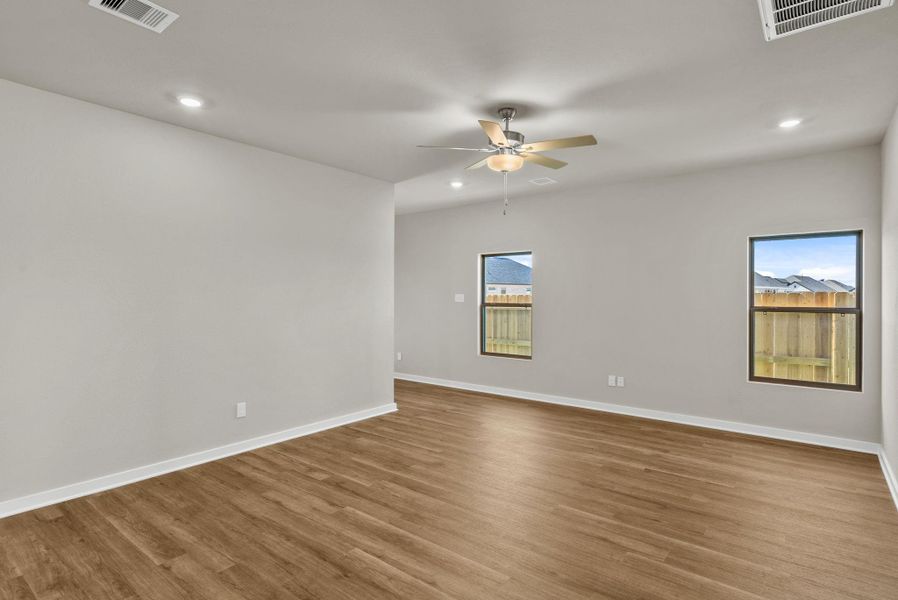 Spacious, unfurnished interior of a new home in Creekhaven, Rosharon (Image 15).