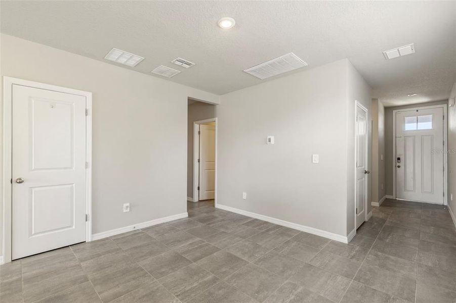 Spacious, unfurnished interior of a new home in Park East, Plant City (Image 14).