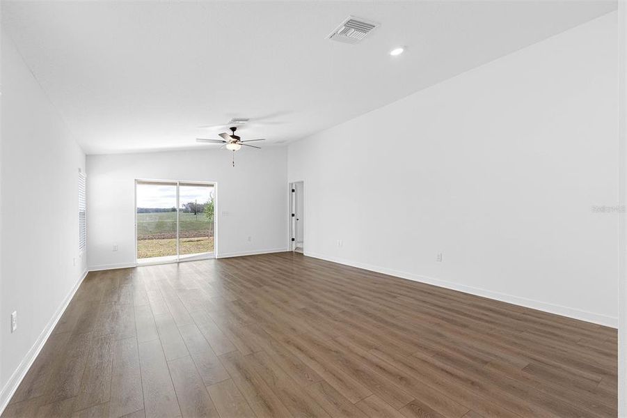 Spacious, unfurnished interior of a new home in Spring Hill, Spring Hill (Image 8).