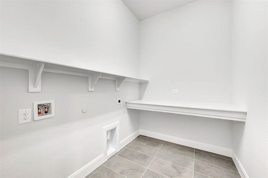 Spacious, unfurnished interior of a new home in Myrtle Creek, Waxahachie (Image 30).