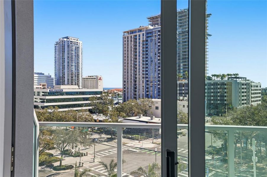 Condo located in St. Petersburg, FL showcasing its design and architecture (Image 34).