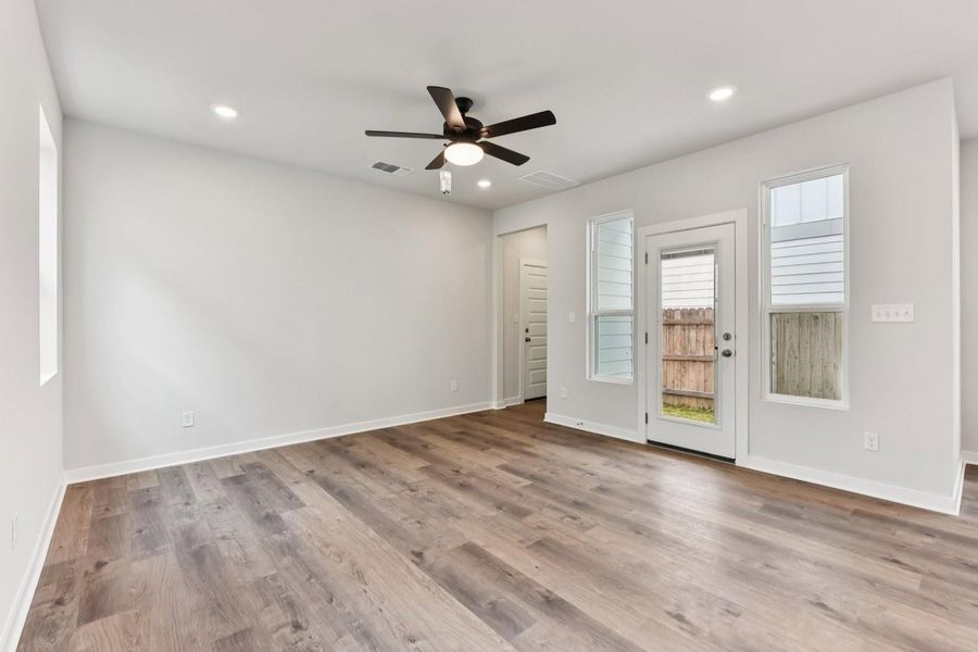 Spacious, unfurnished interior of a new home in Avery Centre, Round Rock (Image 13).