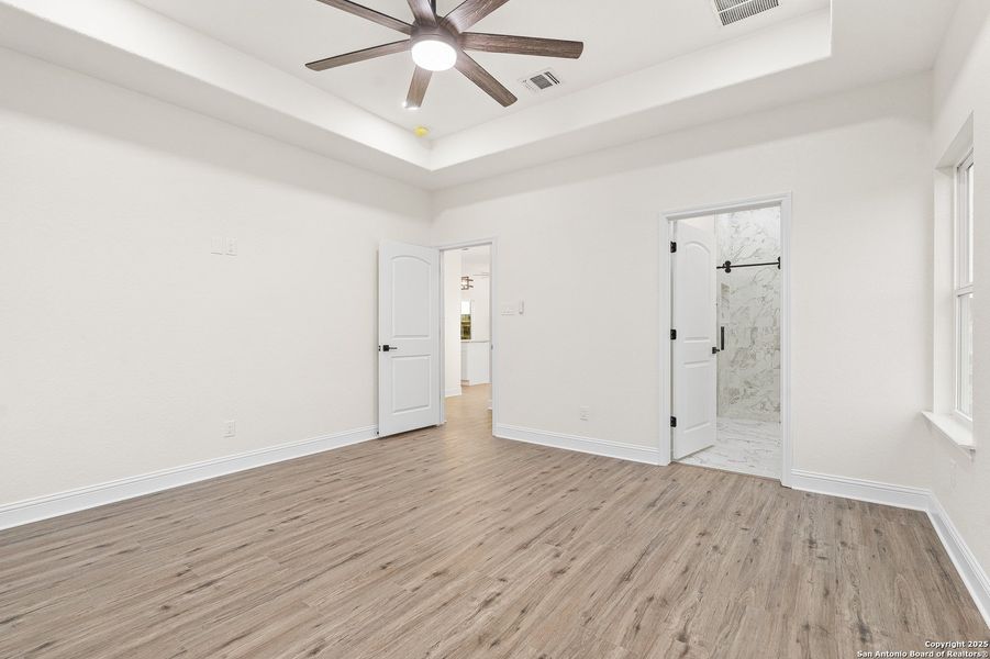 Spacious, unfurnished interior of a new home in , La Vernia (Image 32).