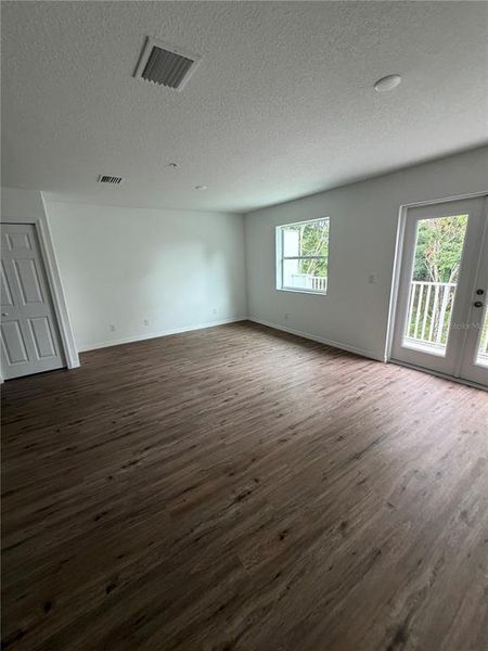 Spacious, unfurnished interior of a new home in , Bradenton (Image 8).