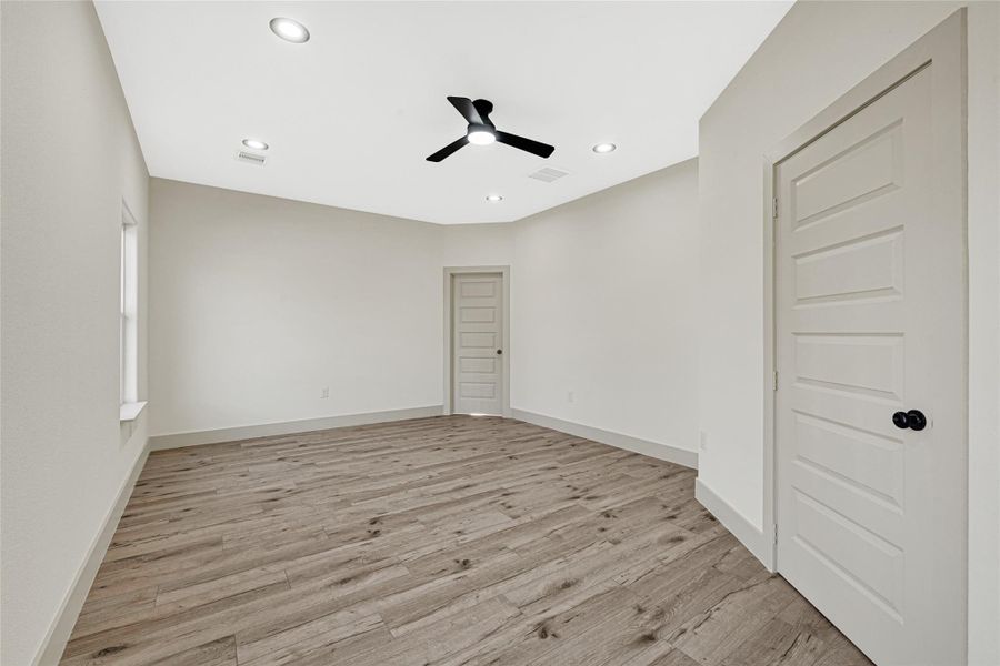 Spacious, unfurnished interior of a new home in , La Marque (Image 23).
