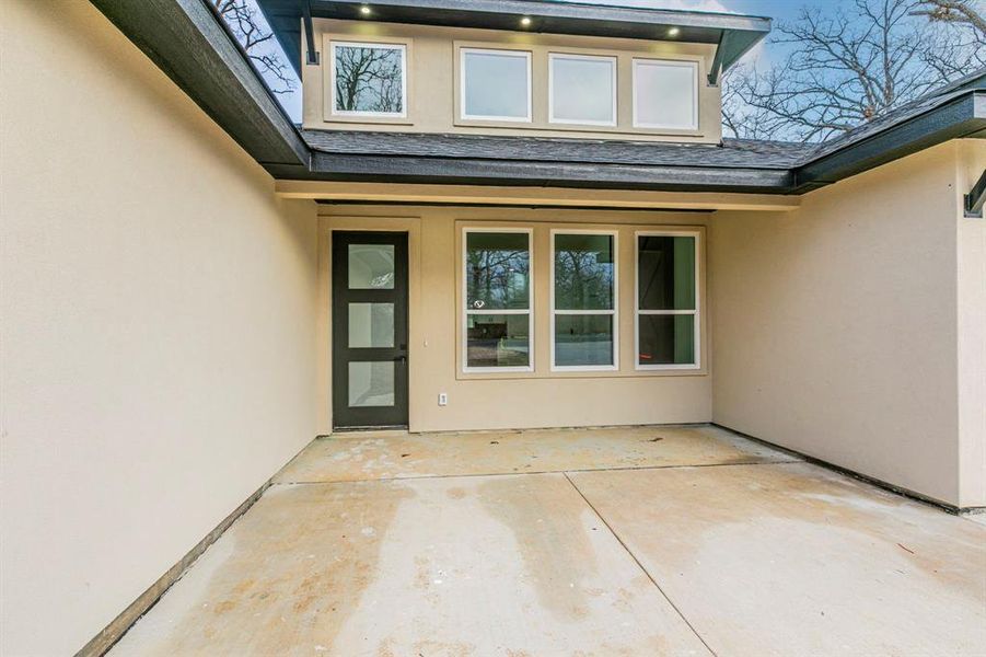 Exterior details and patio area of a home in , Malakoff (Image 25).