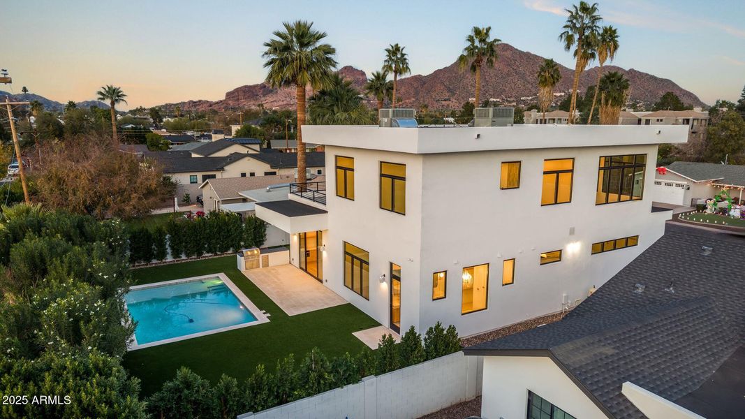 Big lot with mature landscape Big lot with mature landscape