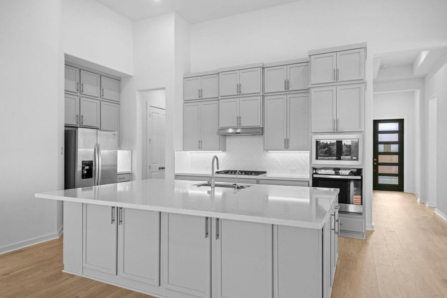 Large Center Island in Kitchen