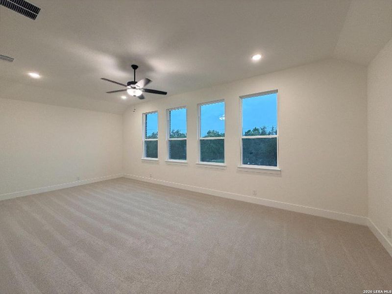 Spacious, unfurnished interior of a new home in Waldsanger, New Braunfels (Image 15).