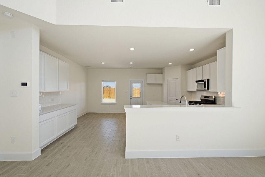 Spacious, unfurnished interior of a new home in Red Hawk Landing, San Antonio (Image 24).