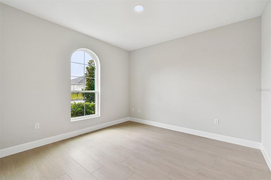 Spacious, unfurnished interior of a new home in Willow Run, Apopka (Image 32).