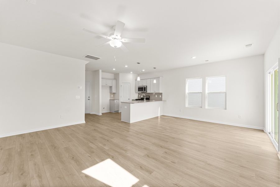 Spacious, unfurnished interior of a new home in Tucker Ridge, Pendleton (Image 14).