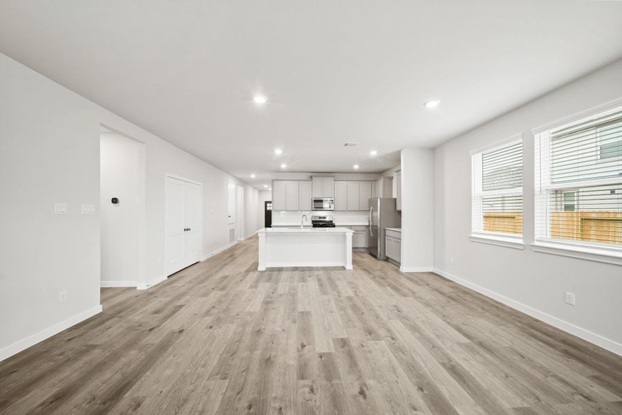 Spacious, unfurnished interior of a new home in Valor Park, Bay City (Image 20).