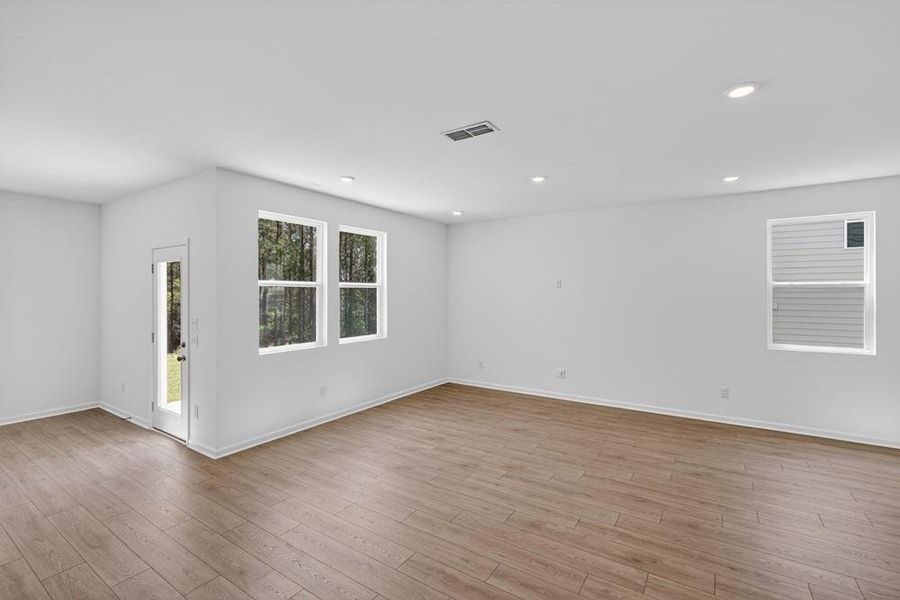 Spacious, unfurnished interior of a new home in Heritage River, Euharlee (Image 15). Spacious, unfurnished interior of a new home in Heritage River, Euharlee (Image 15).