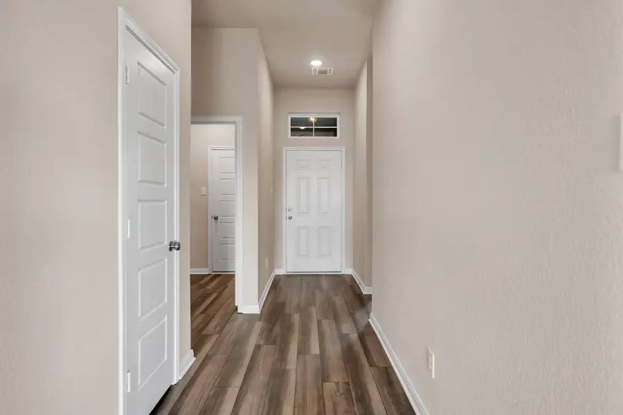 Spacious, unfurnished interior of a new home in Rancho San Gabriel, Georgetown (Image 7).