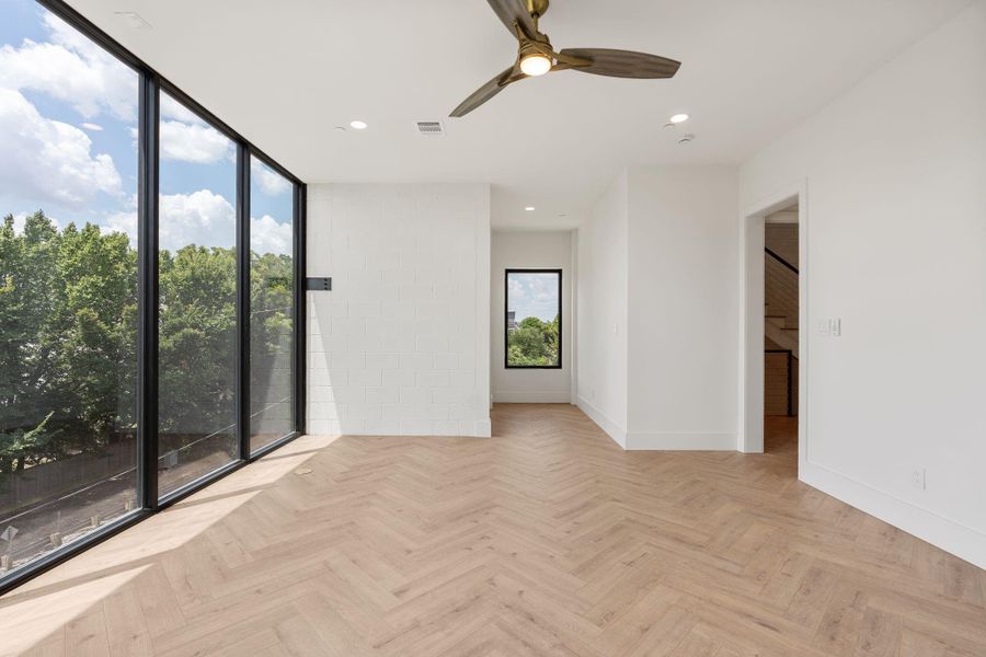 Spacious, unfurnished interior of a new home in , Houston (Image 47).