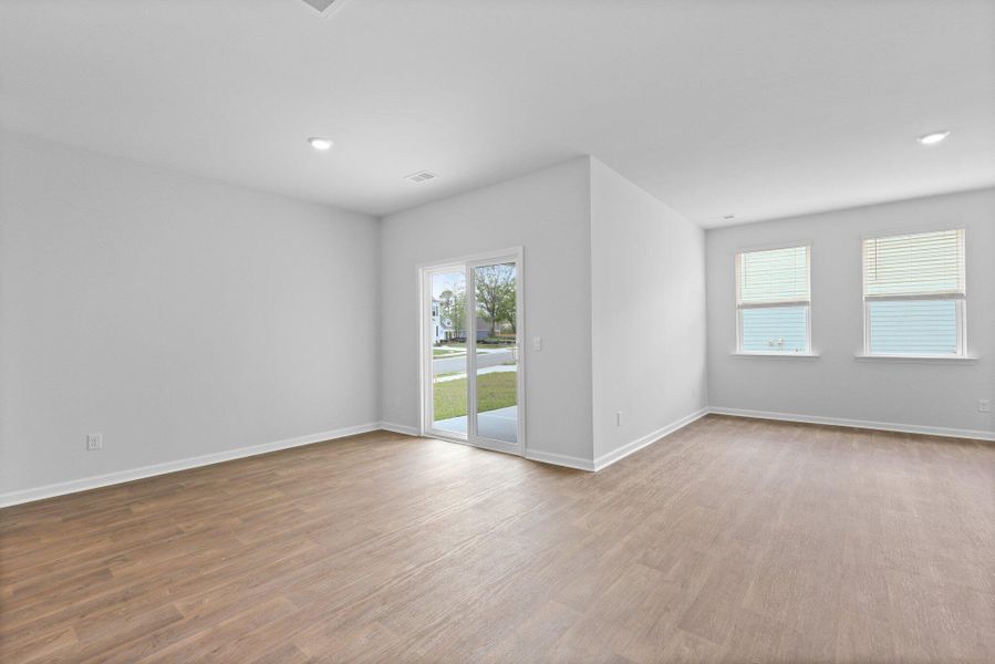 Spacious, unfurnished interior of a new home in Sheep Island, Summerville (Image 25).