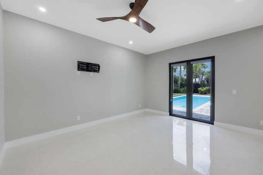 Spacious, unfurnished interior of a new home in , Cape Coral (Image 15).