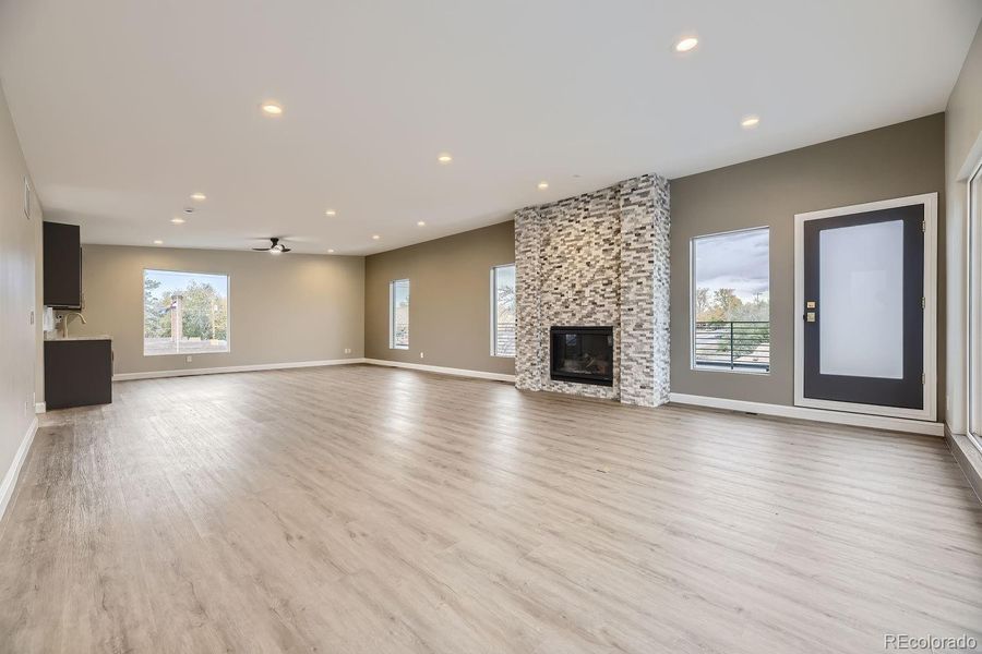 Top Floor Den/Recreational /Entertainment/Game room Wet bar