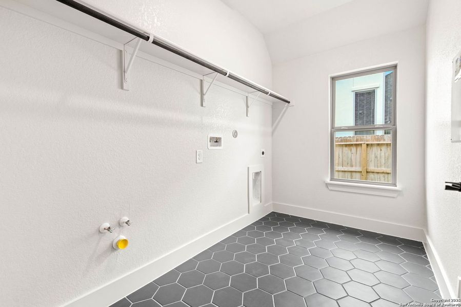 Spacious, unfurnished interior of a new home in Ventana - 70', Bulverde (Image 12).