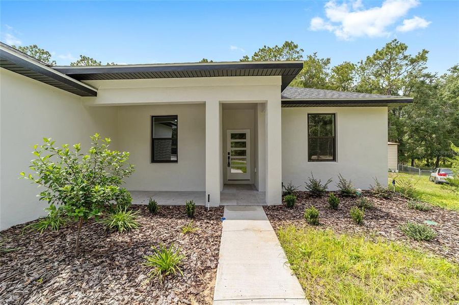 Exterior details and patio area of a home in , Ocala (Image 4).