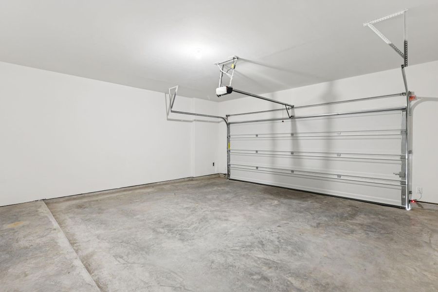 Spacious, unfurnished interior of a new home in Parkway Commons - City Series, Missouri City (Image 18).