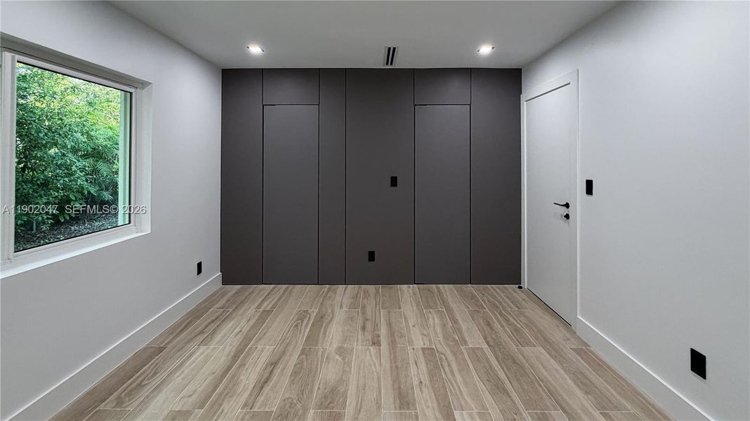 Spacious, unfurnished interior of a new home in , Palmetto Bay (Image 28).