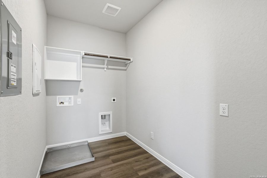 Spacious, unfurnished interior of a new home in Dauer Ranch, New Braunfels (Image 16). Spacious, unfurnished interior of a new home in Dauer Ranch, New Braunfels (Image 16).